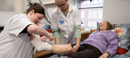 Studenten leren verband aanleggen bij patiënt