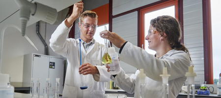 Studenten testen vloeistoffen op verschillende chemische reacties
