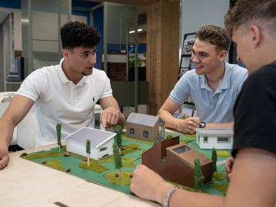 Studenten architectuur bij hun maquettes van huizen
